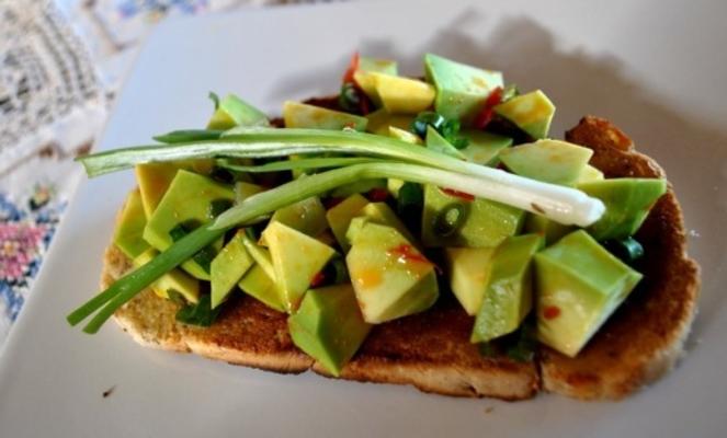 bruschetta com cobertura de abacate e pimenta