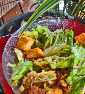 salada de alface romana com cebola roxa, nozes e vinagrete de laranja