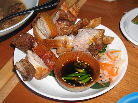 lechon kawali (carne de porco assada frita e crocante)