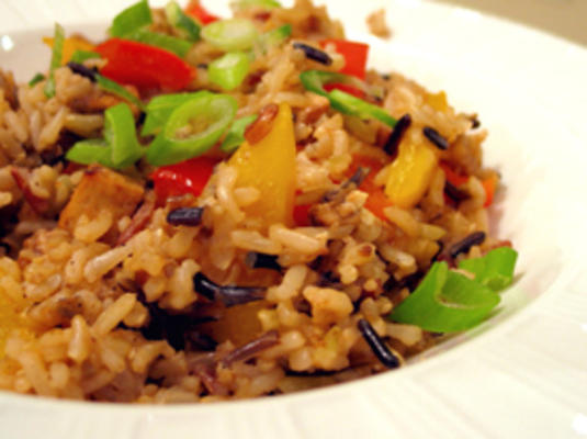 arroz integral refogado com tofu e vegetais aromatizados