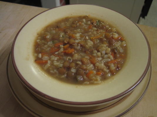 sopa de lentilha e arroz com salsicha (baixo teor de gordura)