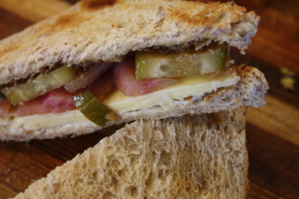 sanduíches de cheddar com pickles rápidos e mostarda de mel