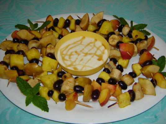 kebabs de frutas com iogurte e molho de mel
