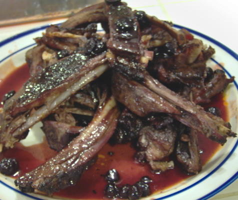 costelas de veado quente e pegajoso com molho berry bbq