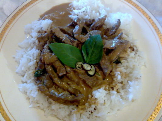 carne panang com manjericão tailandês perfumado