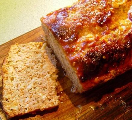 bolo de carne com queijo e bacon e um pouco de uma mordida