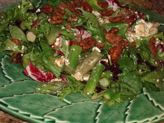 salada de espargos, queijo feta e semente de abóbora