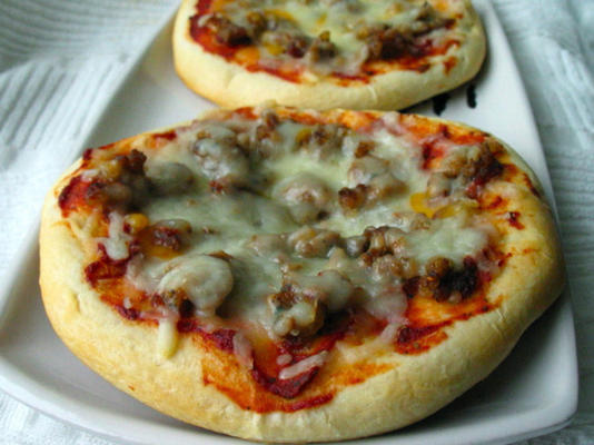 salsicha simples e mini pizzas de queijo suíço