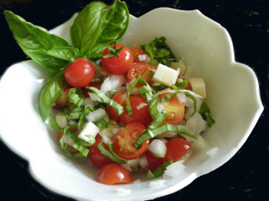 vidalia cebola, tomate e salada de manjericão