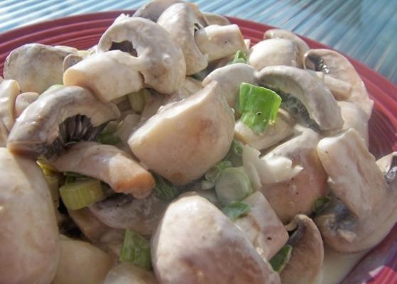 sienisalaatti (uma salada de cogumelos frescos da Finlândia)