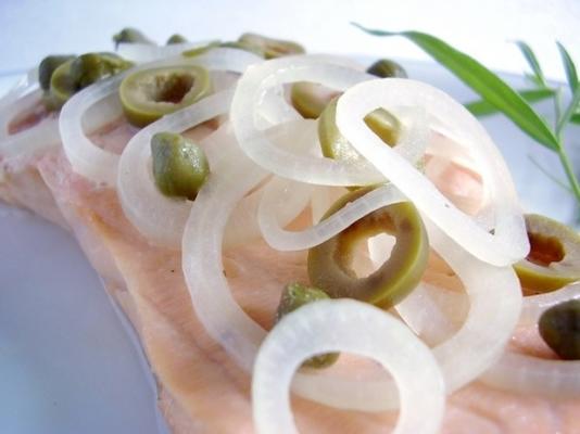 salmão escalfado em champanhe com alcaparras e estragão