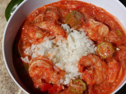 gumbo com camarão, caranguejo e linguiça andouille com quiabo