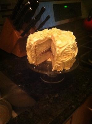 melhor bolo de camada branco clássico com recheio de framboesa-amêndoa