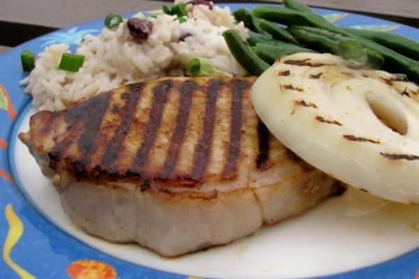 carne de porco grelhado do Caribe e cebola