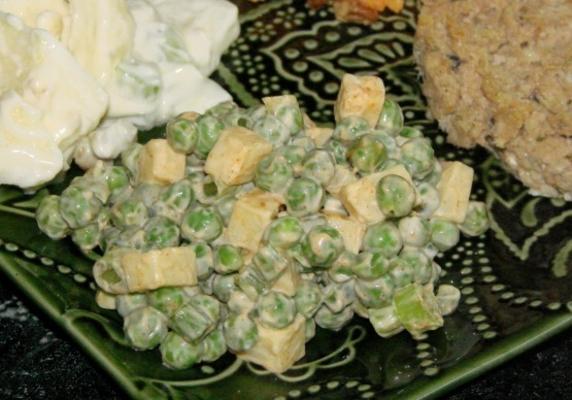 salada verde e simples de ervilha e queijo cheddar