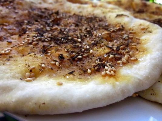 manaquis bil-za'tar - pão de tomilho (líbano - médio oriente)