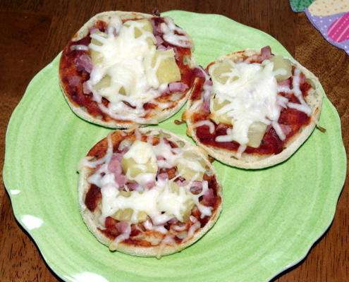 muffins de pizza de presunto e abacaxi