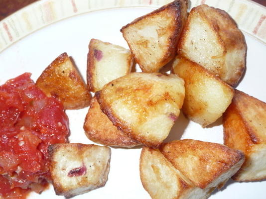 batatas com tapas de molho de tomate picante
