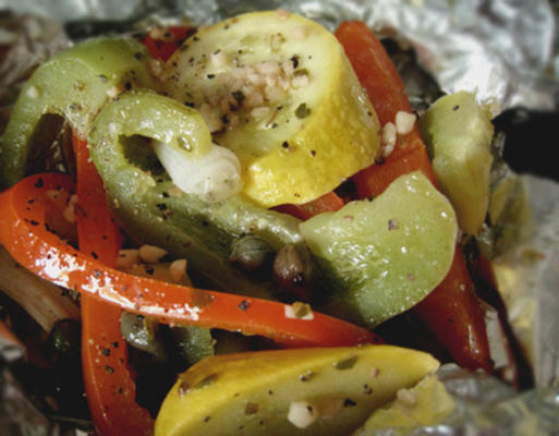 salada de legumes grelhados com molho de orégano
