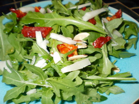 salada de rúcula com manchego raspado