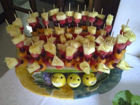 espetos de festa de frutas tropicais
