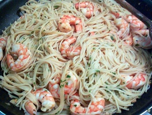 camarão de estilo italiano com limão e alho