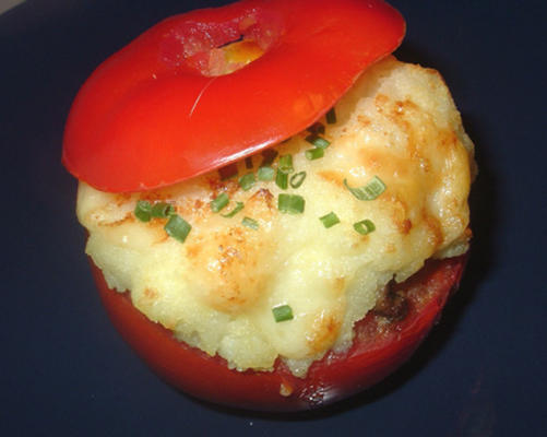 tomate recheado assado coberto com purê de batata