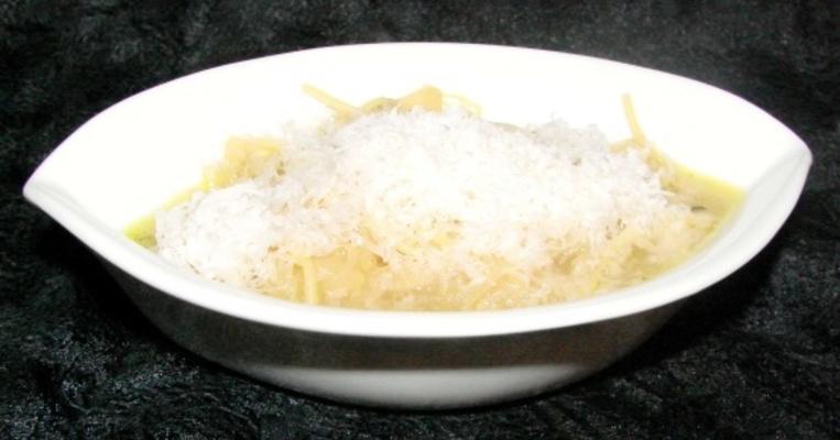 cabelo de anjo de jardim de azeitona e três sopa de cebola