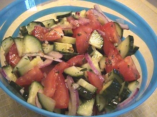 salada-e shirazi: salada de pepino tomate