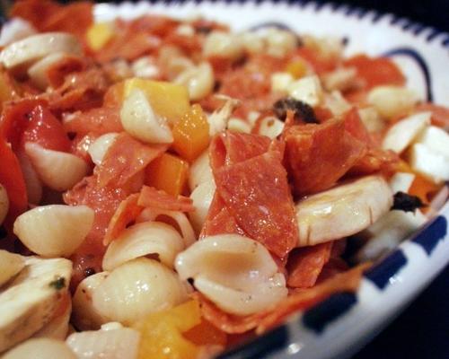 salada de macarrão de pizza de calabresa