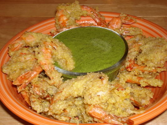 chicharrones de camarão quinoa peruano com molho de aji verde