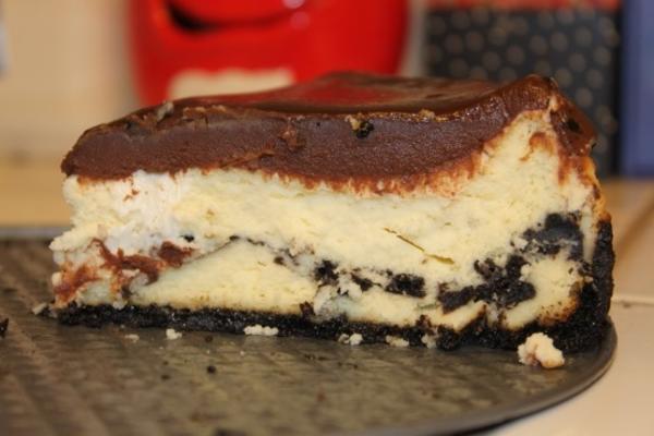 cheesecake de biscoito oreo com cobertura de chocolate