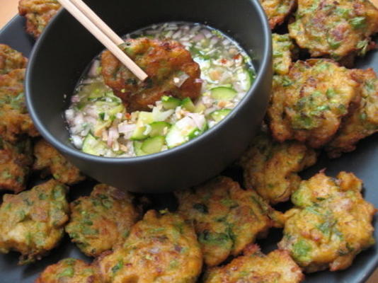 tod mun goong (peixe tailandês e bolos de camarão)