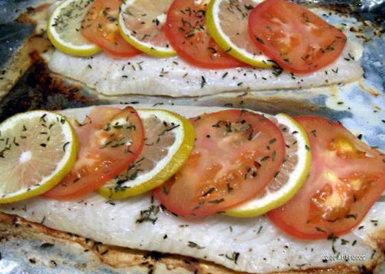 peixe assado elegante com tomate e limão