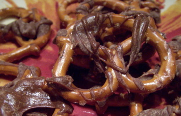 pretzels cobertos de chocolate super simples