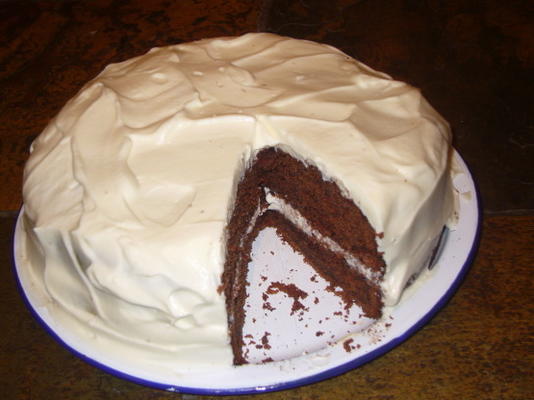 bolo de manteiga de chocolate com cobertura de creme de leite