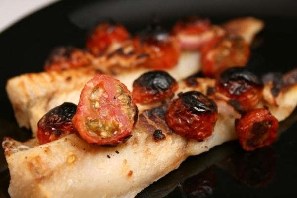 filetes de peixe com queijo feta e tomate