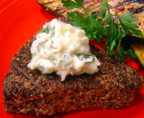 bife de atum grelhado com salsa e manteiga de alho