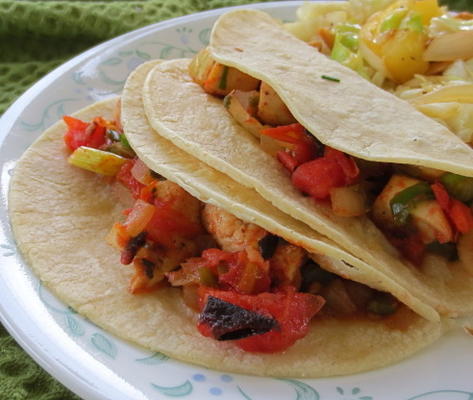 tacos de frango com tomates queimados