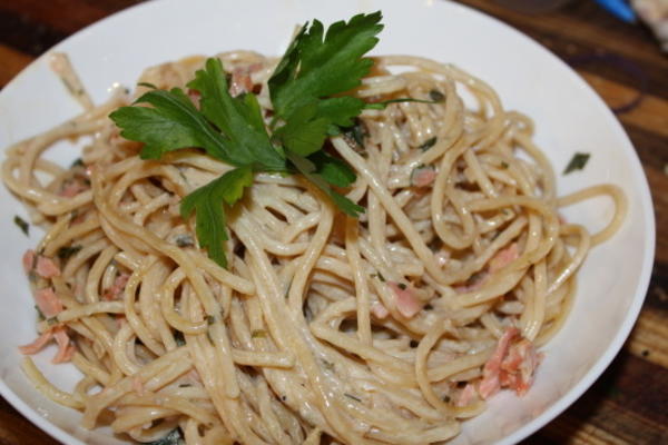 macarrão com salmão defumado, vinho branco, creme e cebolinha