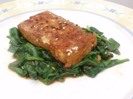 tofu de gergelim com espinafre