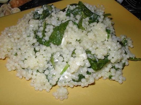 acini di pepe com espinafre e feta