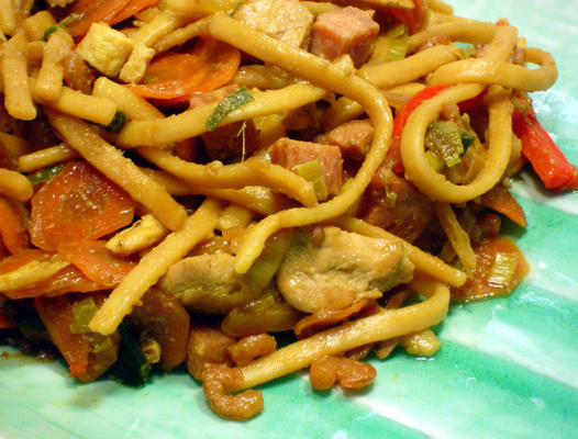 bami goreng (indonésio misture macarrão frito)