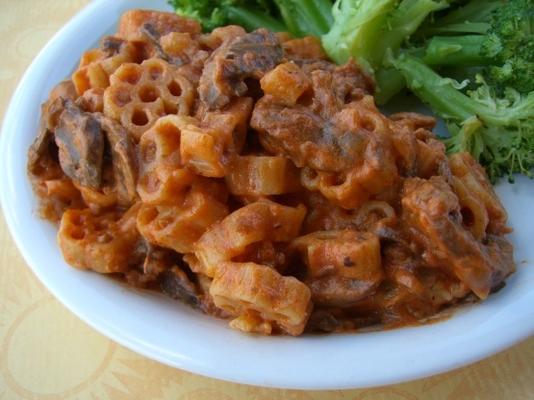 macarrão de carne moída em creme azedo