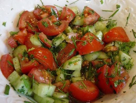 salada de erva de tomate simples