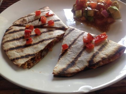 Hambúrguer de feijão preto grelhado quesadillas