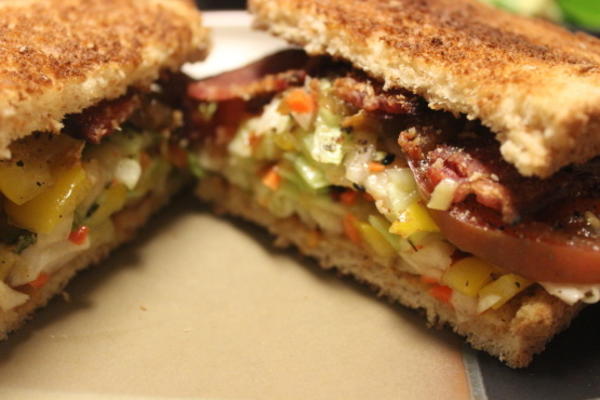 sanduíche de bacon, slaw e tomate