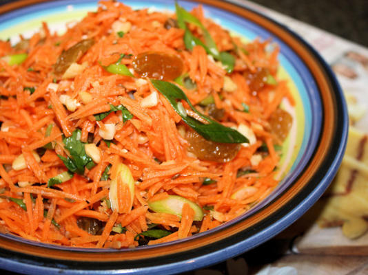 cenoura e salada de passas (sultana) dourada