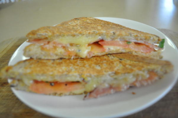 sanduíches de cheddar, tomate e bacon grelhados