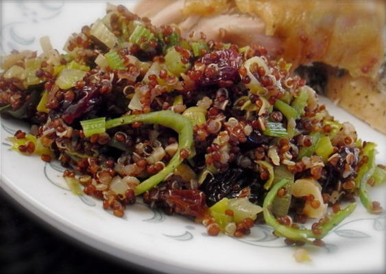 recheio de quinoa com alho-poró, nozes e cerejas